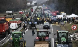 Manifestation d'agriculteurs sur l'A62, prĂšs d'Agen, dans le Lot-et-Garonne, le 23 janvier 2024 ( AFP / Christophe ARCHAMBAULT )