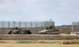 Des véhicules blindés de l'armée israélienne positionnés près de la frontière avec la bande de Gaza, le 4 mai 2025 ( AFP / Menahem KAHANA )