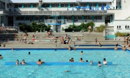 Des nageurs dans une piscine de Grenoble en août 2012