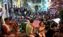 Un concert de samba dans le quartier Quilombo Pedra do Sal à Rio sur fond d'un portrait de Zumbi Dos Palmares, l'un des leaders de la lutte contre l'esclavage au Brésil, le 19 décembre 2017