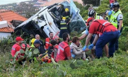 Les pompiers aident des victimes de l'accident de car qui a tué 29 personnes à MadÚre à sortir de l'épave, le 17 avril 2019