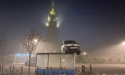 Une voiture perchée en haut d'un abribus dans le Finistère 