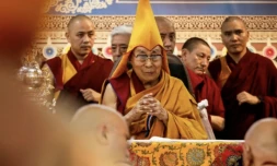 Le Dalai Lama assiste à une cérémonie de prière au principal temple tibétain de McLeod Ganj, près de Dharamsala, dans le nord de l'Inde, le 30 juin 2025 ( AFP / Sanjay BAID )