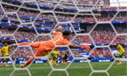Le gardien sud-africain, Ronwen Williams, est battu sur la frappe du joueur canadien Stephen Eustaquio (maillot noir, au centre), lors des seizièmes de finale de la Coupe du monde, à Los Angeles (Californie), le 28 juin 2026. MARK J. TERRILL/AFP 