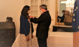 Réserve marine : la directrice Karine Pothin décorée de l'ordre du mérite maritime 