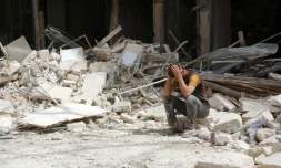 Un civil après les bombardements sur Alep en Syrie, le 3 mai 2016