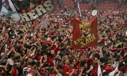 Les supporters du club de football du Bayer Leverkusen cĂ©lĂšbrent la victoire de leur club en championnat d'Allemagne aprĂšs sa victoire 5-0 contre le Werder BrĂȘme au stade de Leverkusen le 14 avril 2024.