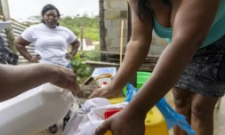 De l'eau provenant d'un puits est filtrĂ©e dans un tissu pour en retirer les impuretĂ©s, le 6 juin 2026 Ă Savane, un quartier de Matoury, en pĂ©riphĂ©rie de Cayenne ( AFP / Ronan LIĂTAR )