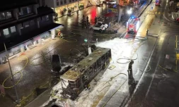   Photo diffusée le 10 mars 2026 par le canton de Fribourg montrant un bus incendié, où six personnes sont mortes, à Chiètres (Kerzers en allemand), en Suisse Etat de Fribourg - Staat Freiburg/AFP Handout