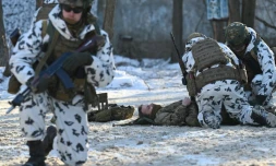 Des soldats participent à des exercices militaires à Pripiat, dans la zone d'exclusion de Tchernobyl, le 4 février 2022 en Ukraine 