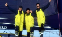 Franck Cammas (g) et Charles Caudrelier (d) avec leur "Media Man" Yann Riou à bord de leur Maxi Edmond de Rothschild à l'arrivée de la Brest Altantiques, le 4 décembre 2019 à Brest  