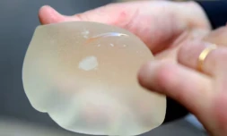 Une prothÚse mammaire PIP défectueuse, le 10 juin 2010 à Marseille ( AFP / GERARD JULIEN )