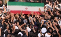 Des fidĂšles portent le cercueil de l'ex-guide suprĂȘme Ali Khamenei, lors d'une procession dans la ville sainte chiite de Najaf en Irak, le 8 juillet 2026 ( AFP / Qassem al-KAABI )