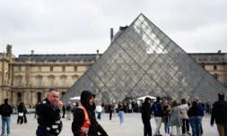  Des agents de sécurité privés patrouillent dans la cour de la pyramide du Louvre, conçue par l'architecte sino-américain Ieoh Ming Pei, à Paris, le 3 novembre 2025. Photo Julie SEBADELHA / AFP 