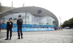 Des policiers français sont postés aux abords du Parc des Princes à Paris, le 10 août 2021

