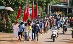 Photo fournie par Dawei Watch de manifestants défilant le 10 avril 2021 à Launglone dans le district du Dawei pour dénoncer le coup d'état militaire