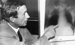Christiaan Barnard le chirurgien sud-africain qui a pratiqué la première greffe du c?ur montre une radiographie du receveur Louis Washkansky, le 1er décembre 1992 au Cap