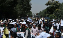 Des manifestants de la communauté hazara défilent contre un projet de ligne à haute-tension qui délaisse leur territoire à Kaboul en Afghanistan, le 23 juillet 2016