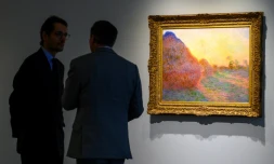 Une des "Meules" du peintre Claude Monet exposée chez Sotheby's, le 2 mai 2019 avant une vente aux enchÚres à New York