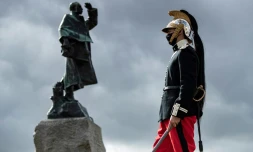 Un homme en uniforme de dragon passe devant une statue du maréchal Gallieni lors d'une cérémonie à l'occasion du 106è anniversaire de la bataille de la Marne, le 5 septembre 2020 à Meaux (France)  