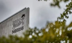 Le logo du géant suisse de l'agroalimentaire Nestlé sur la façade de son siège à Vevey en Suisse le 14 octobre 2025 ( AFP / Fabrice COFFRINI )