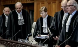 La présidente Joan Donoghue (c) et d'autres juges de la Cour internationale de Justice (CIJ) prennent place pour l'audience sur l'affaire de génocide contre Israël, intentée par l'Afrique du Sud, le 11 janvier 2024 à La Haye ( ANP / Remko de Waal )