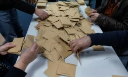 Le RN en dynamique, percée de LFI: les deux partis sortent confortés du premier tour dimanche, dans un scrutin qui voit globalement la gauche se maintenir, notamment à Paris, Marseille et Lyon. ( AFP / Fred TANNEAU )