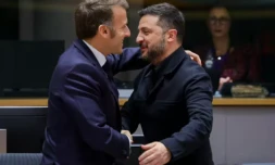 Le président ukrainien Volodymyr Zelensky (d) est accueilli par le président français Emmanuel Macron lors d'une réunion du Conseil européen qui rassemble les 27 dirigeants de l'UE, à Bruxelles, le 23 octobre 2025 ( POOL / Yves Herman )