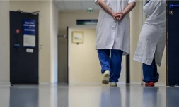 Un couloir d'hôpital dans lequel passent un médecin et une infirmière, le 20 janvier 2025. (QUENTIN TOP / HANS LUCAS / AFP)