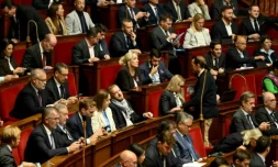 Marine Le Pen (c), présidente du groupe RN, assise avec les députés du RN et ceux de son allié l'UDR lors de la journée réservée à l'Assemblée nationale, le 8 octobre 2026 à Paris ( AFP / LOU BENOIST )