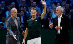 Richard Gasquet, "le petit Mozart du tennis français" salué par le patron du tournoi de Paris Cédric Pioline et le président de la FFT Gilles Morettonpour son dernier match au Masters de Paris-Bercy , le 29 octobre 2024