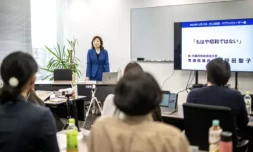 La députée et ancienne ministre nippone Seiko Noda (arrière-plan) fait cours dans le cadre d'un programme de mentorat pour aider les femmes japonaises à se lancer en politique, le 10 décembre 2022 à Tokyo ( AFP / Philip FONG )