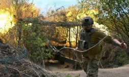 Tir au canon de campagne 2A36 Giatsint-B vers des positions russes près d'Avdiivka dans la région de Donetsk le 23 juin 2023