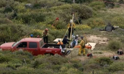Un secouriste descend dans un puits où des cadavres ont été découverts, le 3 mai 2024 à Ensenada, dans le nord-ouest du Mexique ( AFP / Guillermo Arias )