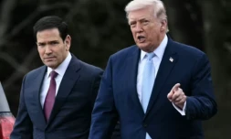 Donald Trump (à droite) et son secrétaire d'Etat Marco Rubio discutent devant la Maison Blanche, le 20 mars 2026 à Washington ( AFP / Brendan SMIALOWSKI )