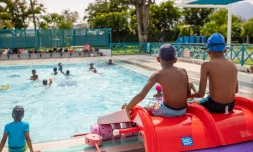 Le port : les enfants des centres de loisirs se baignent à la piscine municipale