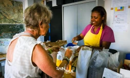 Saint-Paul : les habitants de l'Éperon profitent du marché Vrac