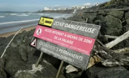 Un panneau indique "Zone dangereuse – éboulements permanents" à proximité d'une falaise à Biarritz, dans les Pyrénées-Atlantiques, le 14 février 2025 ( AFP / Gaizka IROZ )
