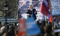 Jean-Luc Mélenchon, candidat du parti "la France Insoumise" à l'éléction présidentielle, s'adresse à ses pratisans, place de la République, à Paris, le 20 mars 2022