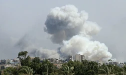 De la fumée s'élÚve dans le secteur du village de Bourj al-Chamali, visé par des frappes israéliennes dans le sud du Liban, le 23 septembre 2024 ( AFP / Bilal KASHMAR )