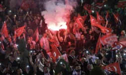 Des partisans de Mansur Yavas, le maire d'Ankara, candidat du parti CHP (social-dĂ©mocrate), fĂȘtent sa victoire aux municipales, Ă Ankara (Turquie), le 31 mars 2024 ( AFP / Adem ALTAN )