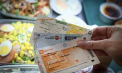 Des pâtes, du beurre, de la farine achetés en "tickets-resto" au supermarché: cette possibilité, accordée à titre dérogatoire depuis le Covid pour soutenir le pouvoir d'achat, a été prolongée jusqu'à fin 2026 par le Parlement ( AFP / ALAIN JOCARD )