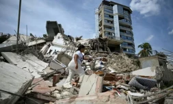 Un habitante parmi les décombres d'un immeuble à Catia La Mar, au Venezuela, le 25 juin 2026 ( AFP / Federico PARRA )