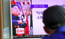 Des portraits du leader nord-coréen Kim Jong-Un (g) et du président américain Donald Trump (d) sur un écran de télévision, le 9 août 2017 à Séoul