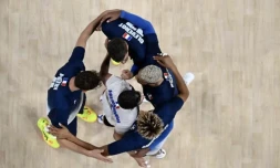 Des joueurs de l'équipe de France olympique de volleyball se tiennent ensemble pendant le quart de finale contre l'Allemagne lors des Jeux olympiques de Paris 2024 à Paris, le 5 août 2024