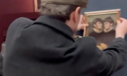 Deux Belges défient la sécurité du Louvre et accrochent leur tableau près de la Joconde