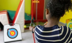 Saint-Denis : atelier tir à l'arc pendant la pause du midi 