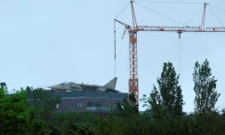 Un passionné d'aviation installe un véritable avion de chasse sur le toit de son immeuble