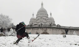 Des promeneurs sur l\'esplanade du Trocadéro recouverte de neige, face à la Tour Eiffel, le 6 février 2018 à Paris