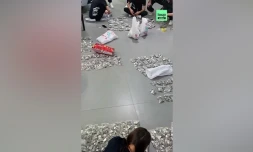 Chine : un homme achète une voiture avec 17 sacs de pièces de monnaie